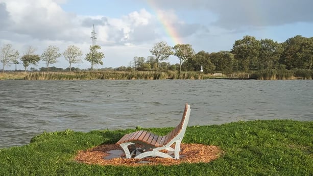 Bankje aan het einde van het wandelpad rond het meer.