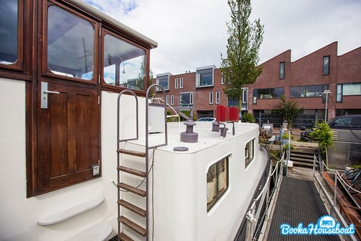 La casa flotante está situada en una zona arquitectónica famosa.