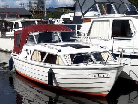Mit dem kleinen Motorboot C'est la vie besteht die Möglichkeit, eine Kreuzfahrt mit Ihrem Gastgeber als Skipper zu unternehmen.