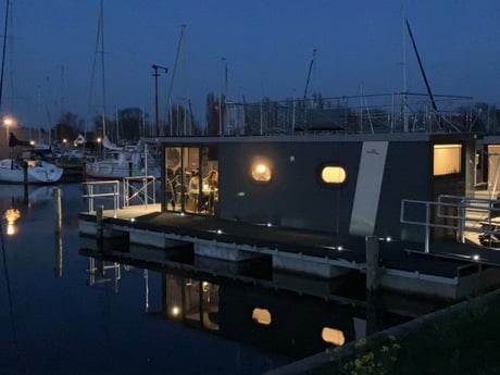 Chill houseboat aan de druivende steiger