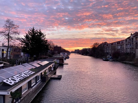 De boot ligt aan een van de bredere grachten van de stad. Het terras aan het water is gelegen op de zonnige zuidkant. Uw privé-appartement bevindt zich aan de linkerkant.