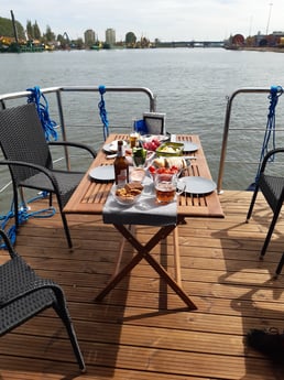 Terrasse neben dem Wohnzimmer