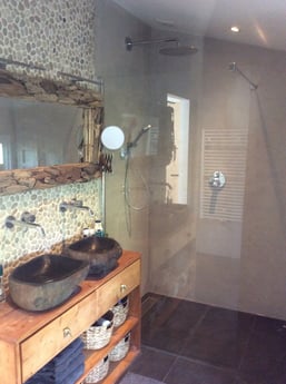 Baño de lujo con ducha de efecto lluvia y WC.