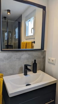 Wastafel met spiegel in de douche