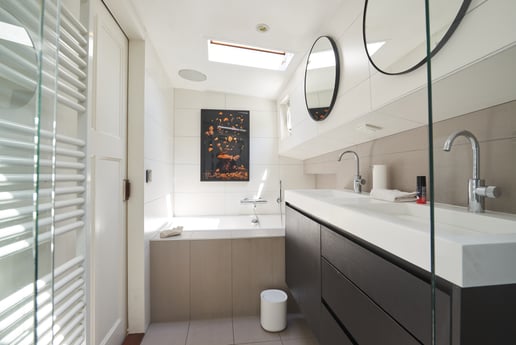 salle de bain principale avec douche à effet pluie, lavabo double vasque, baignoire et haut-parleur de plafond