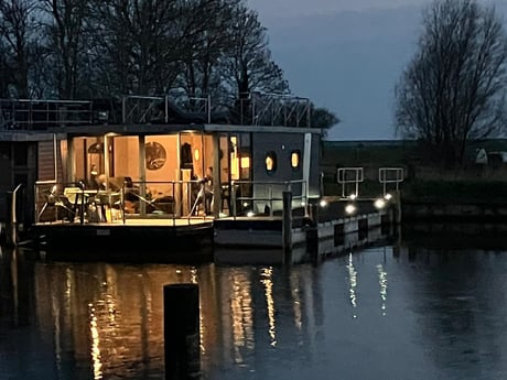 Casa flotante tranquila por la noche