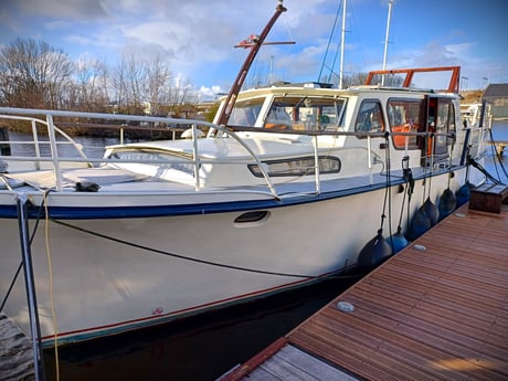 Le yacht à moteur Flint a une longueur de 12,50