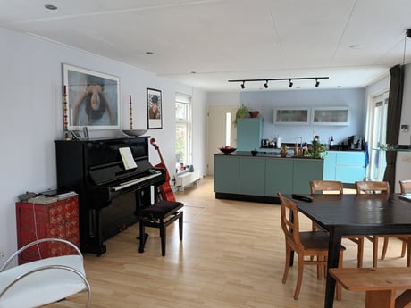 Woonkamer beneden, met piano en keuken