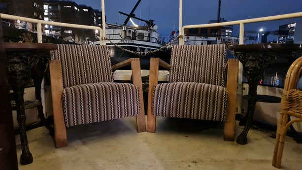 Bequeme Sitzplätze auf der überdachten Heckterrasse