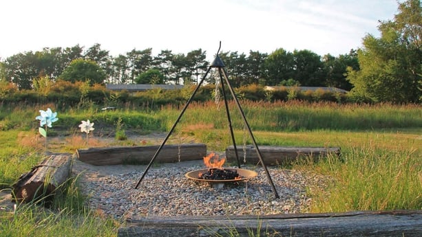 La gran zona privada al aire libre tiene una preciosa chimenea.