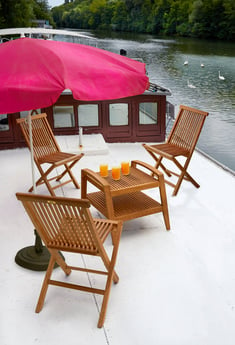 terraza con mesa y sillas