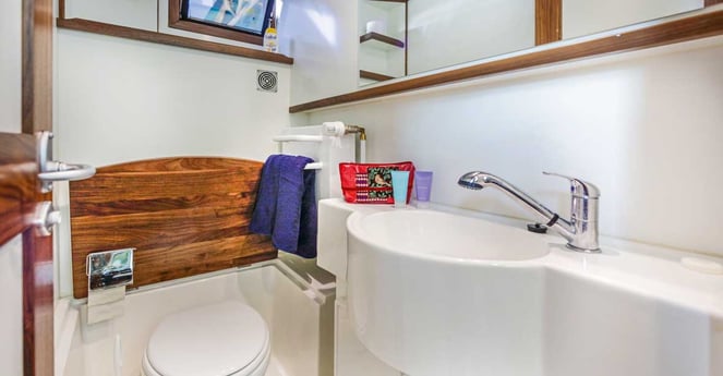 El barco ofrece un baño cómodo y moderno.