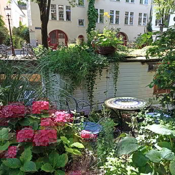Lunch- en dinerruimte buiten met één tuintafel en twee stoelen.