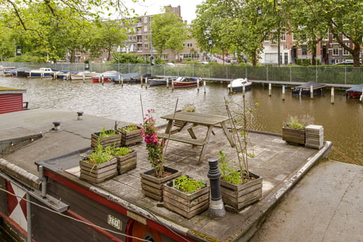 Het terras van de woonboot