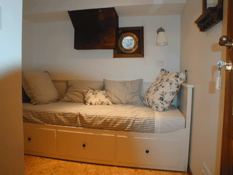 Dormitorio con cama convertible