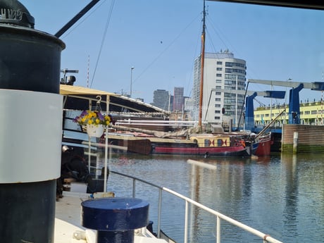 Blick vom Steuerhaus auf den Hafen und die Skyline von Rotterdam.