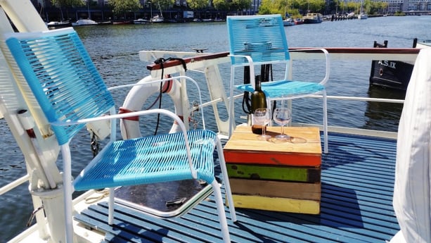 Bei schönem Wetter können Sie auf Ihrer eigenen Terrasse sitzen.