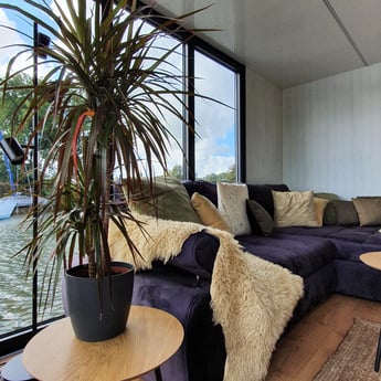 Another lovely view of the livingroom with views on the water
