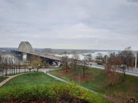 Overzicht over de Waal en de Waalbrug vanaf terrasrestaurant Belvedérè.