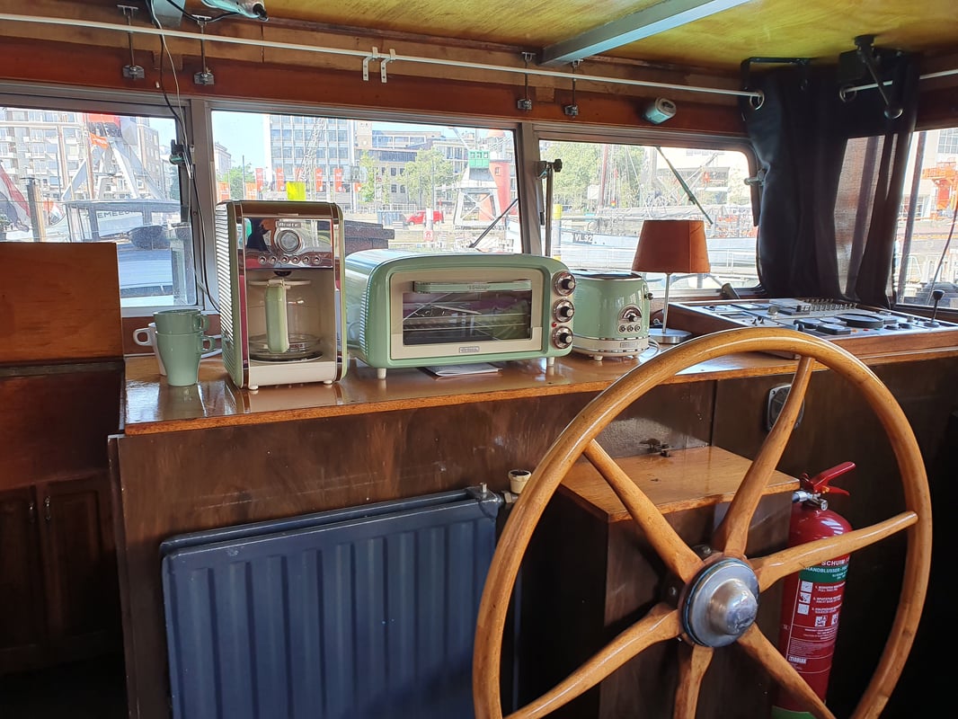 Houseboat Rotterdam Captain's Apartment