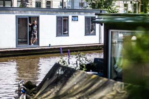 Blick auf vorbeifahrende Boote