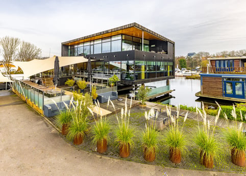 Wenige Gehminuten vom Yachthafen entfernt befindet sich das Restaurant Bosch/Waterfront.