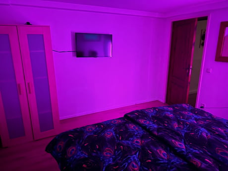 Schlafzimmer 3 mit LED-Farbbeleuchtung. Natürlich kann es auch ausgeschaltet werden.