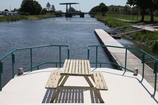 Picknicktafel met zicht op de brug