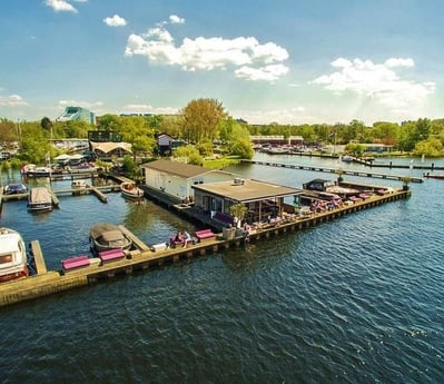 Boven zicht op jachthaven en restaurant.