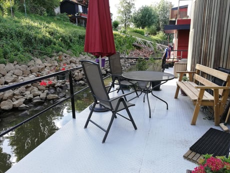 Terrasse auf der anderen Seite, wo Sie das Boot mit Sonnenschirm betreten.