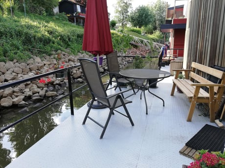 Terras aan de andere kant, waar u met parasol de boot instapt.