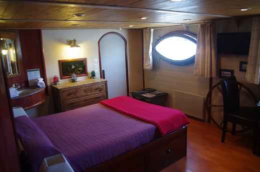 El dormitorio del capitán con ventana típica.