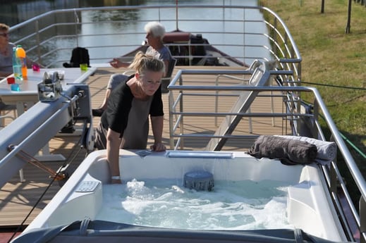 La terrasse ensoleillée avec jacuzzi