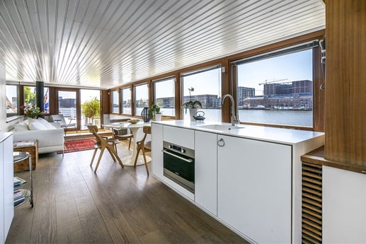 Microwave-oven/kettle/toaster/egg-cooker/Nespresso-machine/milk-frother/fridge available.