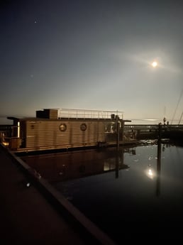 Vista de la casa flotante a las 22.00 horas.