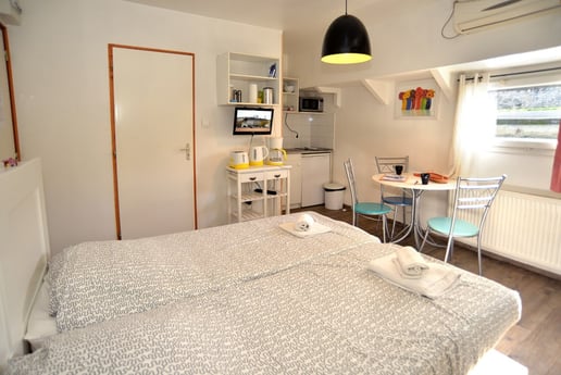 La chambre avec sa propre kitchenette et son espace repas