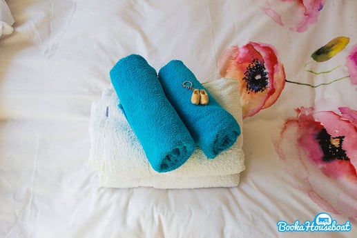 Frisch gewaschene Bettwäsche und Handtücher werden gestellt.