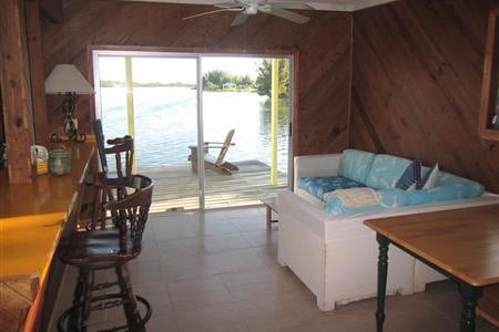 Comfortabele loungehoek met uitzicht op zee.