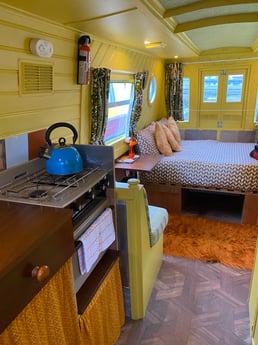 Uitzicht op keuken en bed