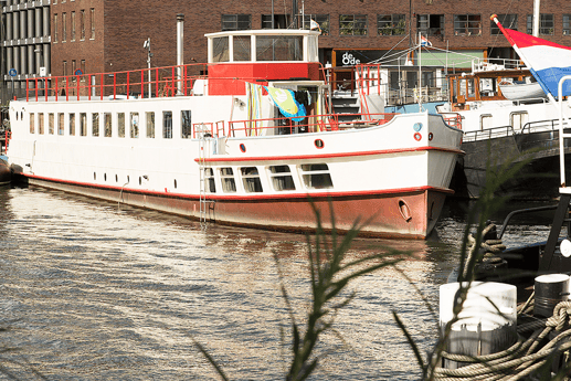 Aquí está el barco Sachsen-Anhalt visto desde Verbindingsdam.