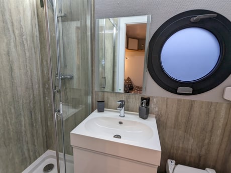 Salle de bain avec WC et douche