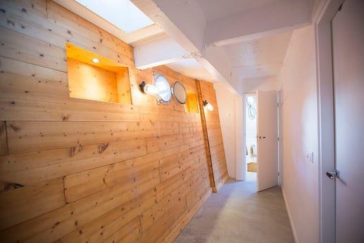 L'îlot est meublé de murs en bois et de chauffage au sol