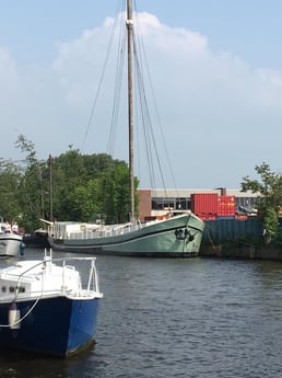 Dies ist nicht der Dock, an dem sie jetzt liegt. Nur ein vollständiges Foto des Bootes.