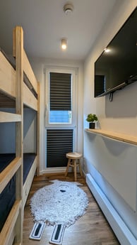 Slaapkamer met stapelbed (2x 120 x 200 cm) en smart-tv.