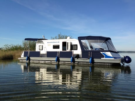 Die schwimmende Karawane befährt den Fleesensee.