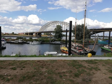 Blick vom Osthafen mit der berühmten (alten) Waalbrücke davor, 200 Meter von unserem Boot entfernt.