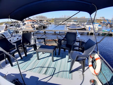 Le bateau est équipé d'une terrasse spacieuse.