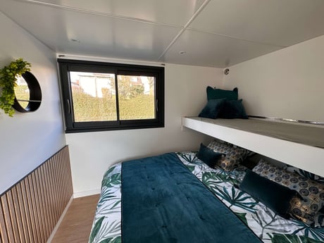 Room 2 with a queen size bed and an optionnal single bed