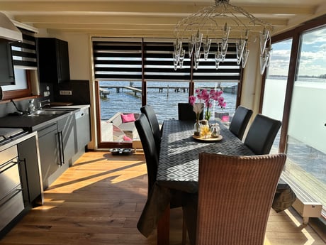 Cuisine-salle à manger, belle grande table à manger avec 6 chaises, belle vue sur les magnifiques lacs de Loosdrecht