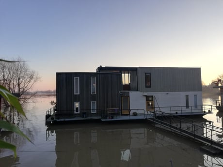 En hiver, à marée très haute. L'eau peut monter jusqu'à 9 mètres supplémentaires, laissant la majeure partie des terres « noyées » pendant un certain temps. Le bateau est relié à 2 gros poteaux en acier, très sécuritaire.